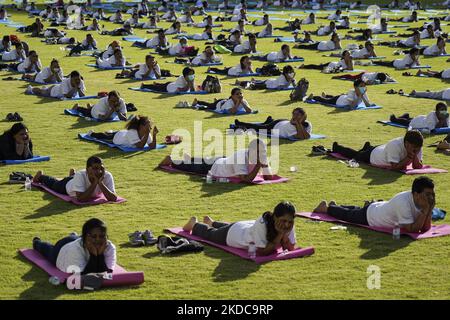 Centinaia di persone partecipano a un esercizio di yoga presso il campo universitario di Srinakharinwirot, in occasione della Giornata Internazionale dello Yoga a Bangkok, in Thailandia. 19 giugno, 2022. Centinaia di appassionati di yoga thailandesi e stranieri hanno partecipato all'esercizio di yoga di massa organizzato dall'ambasciata indiana per celebrare la Giornata Internazionale dello Yoga che si è celebrata ogni anno. (Foto di Anusak Laowilas/NurPhoto) Foto Stock