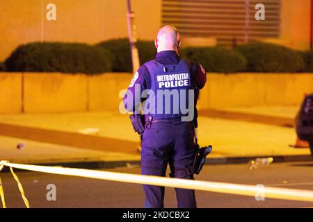 La polizia risponde dopo che 4 persone sono state sparate alla fine del concerto di Moechella a 14th e U Streets a Washington, D.C., il 19 giugno 2022. Uno di questi fucilati è stato un poliziotto DC e un maschio di 15 anni è stato ucciso nella fucilazione. (Foto di Bryan Olin Dozier/NurPhoto) Foto Stock