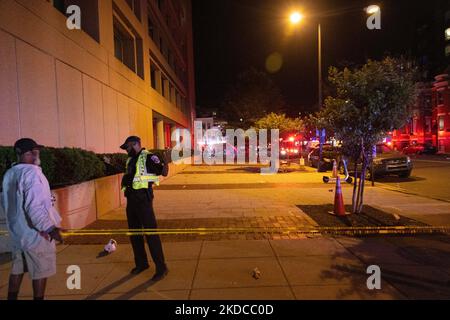 I funzionari di polizia e di emergenza rispondono dopo che 4 persone sono state sparate alla fine del concerto di Moechella a 14th e U Streets a Washington, D.C. il 19 giugno 2022. Uno di questi fucilati è stato un poliziotto DC e un maschio di 15 anni è stato ucciso nella fucilazione. (Foto di Bryan Olin Dozier/NurPhoto) Foto Stock