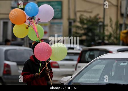 Un ragazzo non locale vende palloni a Baramulla, Jammu e Kashmir, India 20 giugno 2022. (Foto di Nasir Kachroo/NurPhoto) Foto Stock