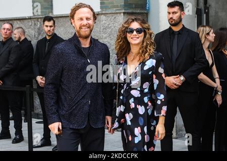 Jan Michelini e Giusy Buscemi arrivano alla sfilata di moda Emporio Armani durante la settimana della moda di Milano S/S 2023 il 18 giugno 2022 a Milano. (Foto di Mairo Cinquetti/NurPhoto) Foto Stock
