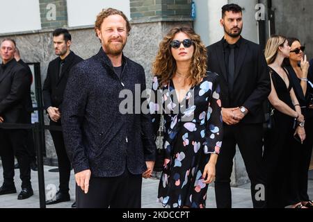 Jan Michelini e Giusy Buscemi arrivano alla sfilata di moda Emporio Armani durante la settimana della moda di Milano S/S 2023 il 18 giugno 2022 a Milano. (Foto di Mairo Cinquetti/NurPhoto) Foto Stock