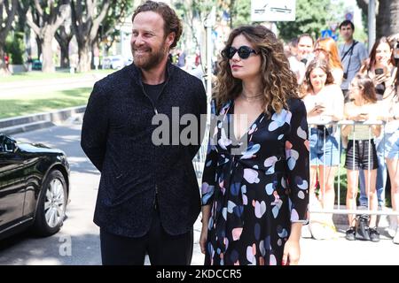 Jan Michelini e Giusy Buscemi arrivano alla sfilata di moda Emporio Armani durante la settimana della moda di Milano S/S 2023 il 18 giugno 2022 a Milano. (Foto di Mairo Cinquetti/NurPhoto) Foto Stock