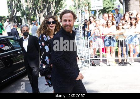 Jan Michelini e Giusy Buscemi arrivano alla sfilata di moda Emporio Armani durante la settimana della moda di Milano S/S 2023 il 18 giugno 2022 a Milano. (Foto di Mairo Cinquetti/NurPhoto) Foto Stock