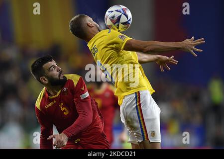 Igor Vujacic e George Puscas in azione durante la partita UEFA Nations League -League B Group 3 tra Romania e Montenegro allo Stadio Rapid Giulesti il 14 giugno 2022 a Bucarest, Romania. (Foto di Alex Nicodim/NurPhoto) Foto Stock