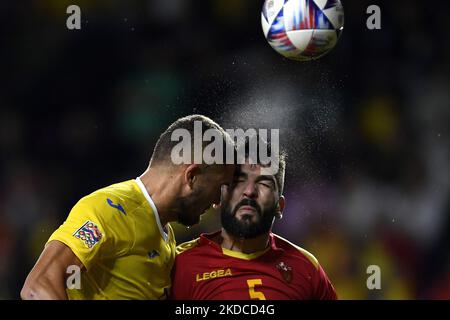 George Puscas e Igor Vujacic in azione durante la partita della UEFA Nations League B Group 3 tra Romania e Montenegro allo Stadio Rapid Giulesti il 14 giugno 2022 a Bucarest, Romania. (Foto di Alex Nicodim/NurPhoto) Foto Stock