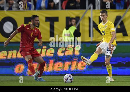 Florin Tanase e Marko Vukcevic in azione durante la partita della UEFA Nations League B Group 3 tra Romania e Montenegro allo Stadio Rapid Giulesti il 14 giugno 2022 a Bucarest, Romania. (Foto di Alex Nicodim/NurPhoto) Foto Stock