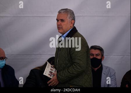 Il presidente colombiano Ivan Duque Marquez cammina con un voto nelle sue mani per votare durante il rally di voto per i runoff presidenziali tra Gustavo Petro di sinistra e Rodolfo Hernandez indipendente a Bogotà, Colombia, 19 giugno 2022. (Foto di Sebastian Barros/NurPhoto) Foto Stock