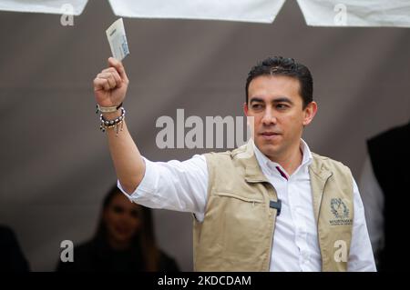 Il registrar nazionale della Colombia Alexander Vega vota durante il rally di voto per i runoff presidenziali tra Gustavo Petro di sinistra e Rodolfo Hernandez indipendente a Bogotà, Colombia, 19 giugno 2022. (Foto di Sebastian Barros/NurPhoto) Foto Stock