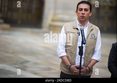 Il registrar nazionale della Colombia Alexander Vega parla ai media durante il rally di voto per i runoff presidenziali tra Gustavo Petro di sinistra e Rodolfo Hernandez indipendente a Bogotà, Colombia, 19 giugno 2022. (Foto di Sebastian Barros/NurPhoto) Foto Stock