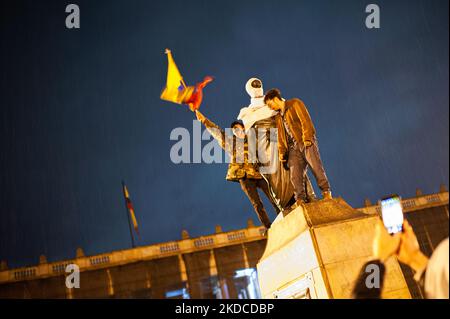 La gente festeggia per le strade e in Plaza de Bolivar di Bogotà con striscioni, camicie e segni di campagna, la vittoria di Gustavo Petro che ha vinto il secondo turno delle elezioni presidenziali in Colombia dopo aver superato 11 milioni di voti e aver guadagnato una differenza di 700,000 voti per gli indipendenti Rodolfo Hernandez a Bogotà, Colombia 19 giugno 2022. (Foto di Sebastian Barros/NurPhoto) Foto Stock