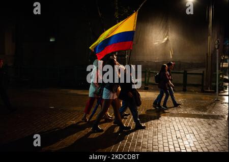 La gente festeggia per le strade e in Plaza de Bolivar di Bogotà con striscioni, camicie e segni di campagna, la vittoria di Gustavo Petro che ha vinto il secondo turno delle elezioni presidenziali in Colombia dopo aver superato 11 milioni di voti e aver guadagnato una differenza di 700,000 voti per gli indipendenti Rodolfo Hernandez a Bogotà, Colombia 19 giugno 2022. (Foto di Sebastian Barros/NurPhoto) Foto Stock