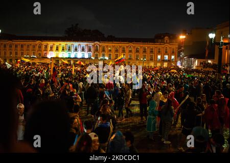 La gente festeggia per le strade e in Plaza de Bolivar di Bogotà con striscioni, camicie e segni di campagna, la vittoria di Gustavo Petro che ha vinto il secondo turno delle elezioni presidenziali in Colombia dopo aver superato 11 milioni di voti e aver guadagnato una differenza di 700,000 voti per gli indipendenti Rodolfo Hernandez a Bogotà, Colombia 19 giugno 2022. (Foto di Sebastian Barros/NurPhoto) Foto Stock