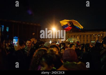 La gente festeggia per le strade e in Plaza de Bolivar di Bogotà con striscioni, camicie e segni di campagna, la vittoria di Gustavo Petro che ha vinto il secondo turno delle elezioni presidenziali in Colombia dopo aver superato 11 milioni di voti e aver guadagnato una differenza di 700,000 voti per gli indipendenti Rodolfo Hernandez a Bogotà, Colombia 19 giugno 2022. (Foto di Sebastian Barros/NurPhoto) Foto Stock