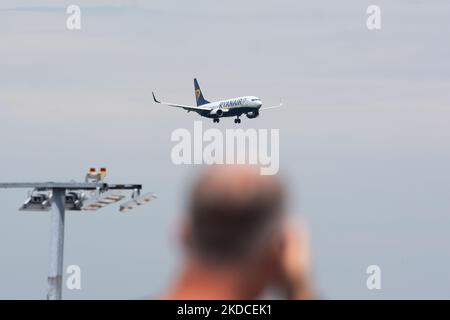 Un vettore irlandese Ryanair è visto arrivare all'aeroporto di Colonia & Bonn a Colonia, Germania il 21 giugno 2022, in quanto la compagnia aerea sta affrontando la carenza di personale durante la stagione delle vacanze (Foto di Ying Tang/NurPhoto) Foto Stock