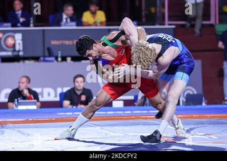 Hasrat Jafarov (AZE) vs Furkan Yildiz (TUR) GR 67kg durante la Wrestling 2022 Ranking Series (day1) il 22 giugno 2022 al Matteo Pellicone di Roma (Foto di Luigi Mariani/LiveMedia/NurPhoto) Foto Stock