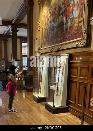 Donna guarda il Mace e il Mace originale del Canada superiore in mostra all'interno dell'Ontario Legislative Building a Toronto, Ontario, Canada, il 20 giugno 2022. L'edificio legislativo dell'Ontario ospita la suite viceregale del governatore tenente dell'Ontario, l'Assemblea legislativa dell'Ontario e gli uffici per i membri del parlamento provinciale (MPP). (Foto di Creative Touch Imaging Ltd./NurPhoto) Foto Stock