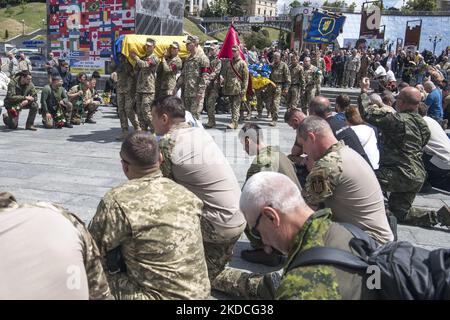 Parenti, amici e compagni partecipano alla cerimonia funeraria di Oleg Kutsyn, comandante del battaglione di Karpatska sich, ucciso in una battaglia contro le truppe russe, mentre l'attacco russo contro l'Ucraina continua, in Piazza Indipendenza a Kyiv, Ucraina, 22 giugno 2022. (Foto di Maxym Marusenko/NurPhoto) Foto Stock