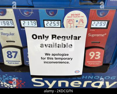 Firmare su una pompa di benzina che dichiara che soltanto benzina normale è disponibile a Toronto, Ontario, Canada il 19 giugno 2022. L'impennata dei prezzi del gas ha aiutato il tasso di inflazione annuale in maggio a salire al suo livello più alto in quasi 40 anni secondo Statistics Canada. L'indice dei prezzi al consumo di maggio è aumentato del 7,7 per cento rispetto a un anno fa, il ritmo più veloce dal gennaio 1983, quando ha guadagnato il 8,2 per cento. (Foto di Creative Touch Imaging Ltd./NurPhoto) Foto Stock