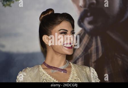 L'attrice di Bollywood Jacqueline Fernandez sorride durante il lancio del trailer del suo prossimo thriller di azione-avventura fantasy Kannada film 'Vikrant Rona' a Mumbai, India, 23 giugno 2022. (Foto di Indranil Aditya/NurPhoto) Foto Stock