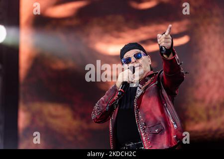 Il cantante Vasco Rossi canta durante il concerto di Bari presso lo stadio San Nicola del 22 giugno 2022. Il cantante italiano Vasco Rossi si esibisce nel corso del nuovo tour presso lo stadio S.Nicola di Bari il 23 giugno 2022. Per la prima volta dopo la riapertura dopo l'emergenza sanitaria, 50.000 hanno riempito lo stadio di San Nicola. Non solo perché sono passati quattro anni dall'ultimo concerto di Vasco Rossi a Bari, anche a causa della pandemia (Foto di Davide Pischettola/NurPhoto) Foto Stock