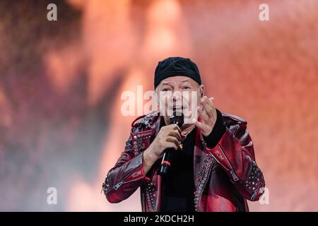 Il cantante Vasco Rossi canta durante il concerto di Bari presso lo stadio San Nicola del 22 giugno 2022. Il cantante italiano Vasco Rossi si esibisce nel corso del nuovo tour presso lo stadio S.Nicola di Bari il 23 giugno 2022. Per la prima volta dopo la riapertura dopo l'emergenza sanitaria, 50.000 hanno riempito lo stadio di San Nicola. Non solo perché sono passati quattro anni dall'ultimo concerto di Vasco Rossi a Bari, anche a causa della pandemia (Foto di Davide Pischettola/NurPhoto) Foto Stock