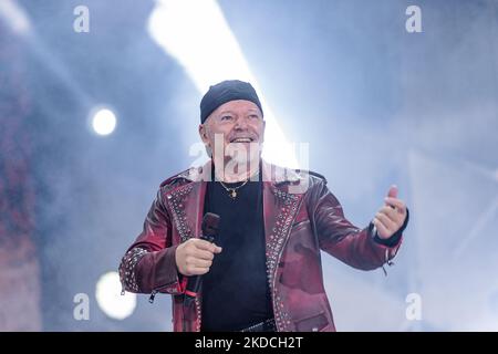 Il cantante Vasco Rossi canta durante il concerto di Bari presso lo stadio San Nicola del 22 giugno 2022. Il cantante italiano Vasco Rossi si esibisce nel corso del nuovo tour presso lo stadio S.Nicola di Bari il 23 giugno 2022. Per la prima volta dopo la riapertura dopo l'emergenza sanitaria, 50.000 hanno riempito lo stadio di San Nicola. Non solo perché sono passati quattro anni dall'ultimo concerto di Vasco Rossi a Bari, anche a causa della pandemia (Foto di Davide Pischettola/NurPhoto) Foto Stock