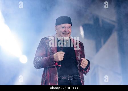 Il cantante Vasco Rossi canta durante il concerto di Bari presso lo stadio San Nicola del 22 giugno 2022. Il cantante italiano Vasco Rossi si esibisce nel corso del nuovo tour presso lo stadio S.Nicola di Bari il 23 giugno 2022. Per la prima volta dopo la riapertura dopo l'emergenza sanitaria, 50.000 hanno riempito lo stadio di San Nicola. Non solo perché sono passati quattro anni dall'ultimo concerto di Vasco Rossi a Bari, anche a causa della pandemia (Foto di Davide Pischettola/NurPhoto) Foto Stock