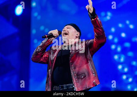 Il cantante Vasco Rossi canta durante il concerto di Bari presso lo stadio San Nicola del 22 giugno 2022. Il cantante italiano Vasco Rossi si esibisce nel corso del nuovo tour presso lo stadio S.Nicola di Bari il 23 giugno 2022. Per la prima volta dopo la riapertura dopo l'emergenza sanitaria, 50.000 hanno riempito lo stadio di San Nicola. Non solo perché sono passati quattro anni dall'ultimo concerto di Vasco Rossi a Bari, anche a causa della pandemia (Foto di Davide Pischettola/NurPhoto) Foto Stock