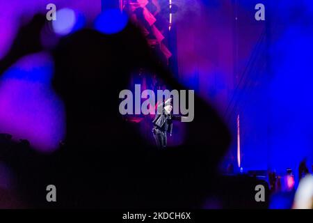 Il cantante Vasco Rossi canta durante il concerto di Bari presso lo stadio San Nicola del 22 giugno 2022. Il cantante italiano Vasco Rossi si esibisce nel corso del nuovo tour presso lo stadio S.Nicola di Bari il 23 giugno 2022. Per la prima volta dopo la riapertura dopo l'emergenza sanitaria, 50.000 hanno riempito lo stadio di San Nicola. Non solo perché sono passati quattro anni dall'ultimo concerto di Vasco Rossi a Bari, anche a causa della pandemia (Foto di Davide Pischettola/NurPhoto) Foto Stock