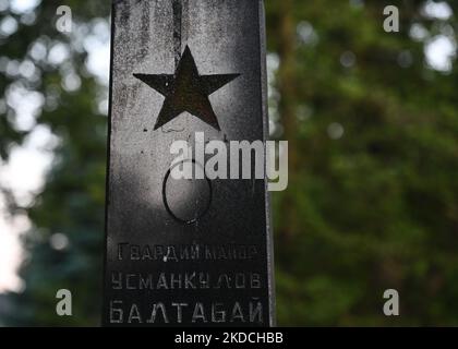 Una vista della stella dell'Armata Rossa sul monumento commemorativo, nel cimitero dell'Armata Sovietica a Rzeszow. Giovedì 23 giugno 2022, a Rzeszow, Podkarpackie Voivodato, Polonia. (Foto di Artur Widak/NurPhoto) Foto Stock