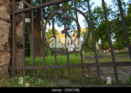 Una vista di un martello e falce, due simboli comunisti all'ingresso del cimitero dell'esercito sovietico a Rzeszow. Giovedì 23 giugno 2022, a Rzeszow, Podkarpackie Voivodato, Polonia. (Foto di Artur Widak/NurPhoto) Foto Stock