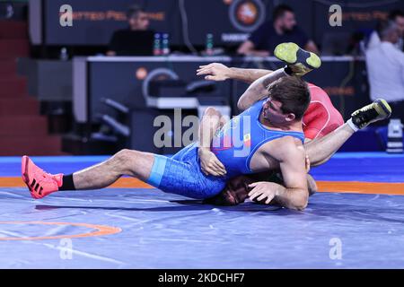 Rasoul Sadegh Garmsiri (IRI) vs Mihail Bradu (MDA) GR 82kg durante la Wrestling 2022 Ranking Series (day2) il 23 giugno 2022 al Matteo Pellicone di Roma (Foto di Luigi Mariani/LiveMedia/NurPhoto) Foto Stock