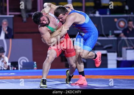 Rasoul Sadegh Garmsiri (IRI) vs Mihail Bradu (MDA) GR 82kg durante la Wrestling 2022 Ranking Series (day2) il 23 giugno 2022 al Matteo Pellicone di Roma (Foto di Luigi Mariani/LiveMedia/NurPhoto) Foto Stock