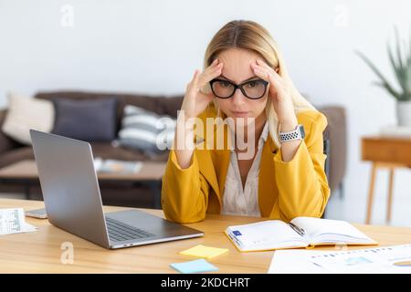 Donna d'affari caucasica stressata stanca che ha mal di testa, sensazione di malessere, dolore, depressione, concetto di lavoro eccessivo Foto Stock