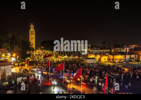 Marocco., Marrakech - la Jemma al Fna / Jemaa el-Fnaa di notte con la Moschea di Kutubiyya o la Moschea di Koutoubia in lontananza Foto Stock