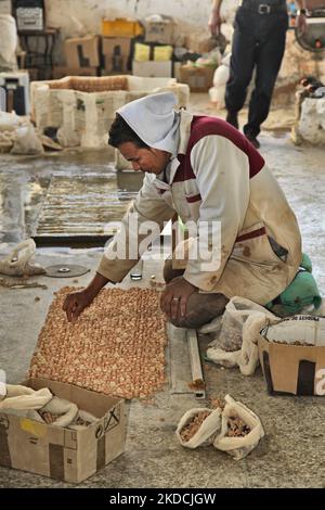 Uomo che crea un grande mosaico alla scuola di ceramica e arti ceramiche a Fez (Fes), Marocco, Africa. La scuola di ceramica e arti ceramiche insegna ceramica, progettazione e artigianato di mosaici, arte ceramica e pittura. (Foto di Creative Touch Imaging Ltd./NurPhoto) Foto Stock