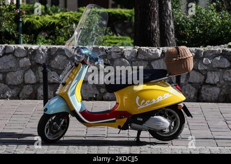 Lo scooter Vespa è stato parcheggiato a Cracovia, in Polonia, il 23 giugno 2022. (Foto di Jakub Porzycki/NurPhoto) Foto Stock