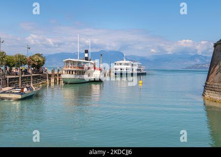 Peschiera, Lago di Garda, Italia 22 settembre 2022 antiche mura veneziane e porto dei traghetti a canale di mezzo Foto Stock