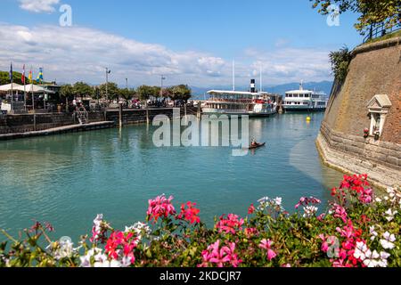 Peschiera, Lago di Garda, Italia 22 settembre 2022 antiche mura veneziane e porto dei traghetti a canale di mezzo Foto Stock