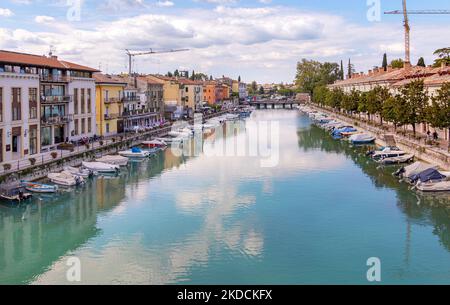 Peschiera del Garda, Verona, Italia - 22 settembre 2022 bellissimo paesaggio urbano con case e barche a canale di mezzo a Peschiera, Lago del Garda Foto Stock