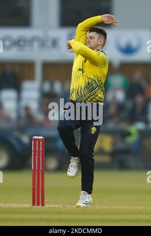 Liam Trevaskis of Durham Bowls durante la partita Blast Vitality T20 tra il Durham County Cricket Club e il Nottinghamshire al Seat Unique Riverside, Chester le Street venerdì 24th giugno 2022. (Foto di will Matthews/MI News/NurPhoto) Foto Stock