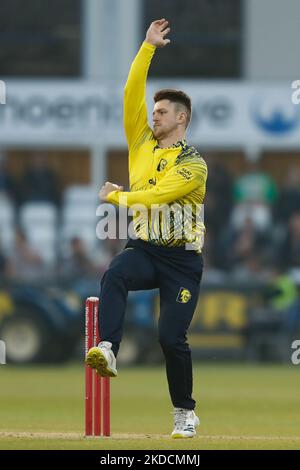 Liam Trevaskis of Durham Bowls durante la partita Blast Vitality T20 tra il Durham County Cricket Club e il Nottinghamshire al Seat Unique Riverside, Chester le Street venerdì 24th giugno 2022. (Foto di will Matthews/MI News/NurPhoto) Foto Stock