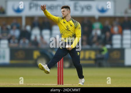 Liam Trevaskis of Durham Bowls durante la partita Blast Vitality T20 tra il Durham County Cricket Club e il Nottinghamshire al Seat Unique Riverside, Chester le Street venerdì 24th giugno 2022. (Foto di will Matthews/MI News/NurPhoto) Foto Stock