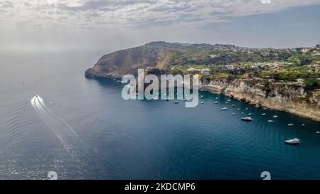 Una vista drone del famoso e pittoresco villaggio di Sant'Angelo ad Ischia, Italia, il 25 giugno 2022. (Foto di Manuel Romano/NurPhoto) Foto Stock