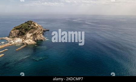 Una vista drone del famoso e pittoresco villaggio di Sant'Angelo ad Ischia, Italia, il 25 giugno 2022. (Foto di Manuel Romano/NurPhoto) Foto Stock