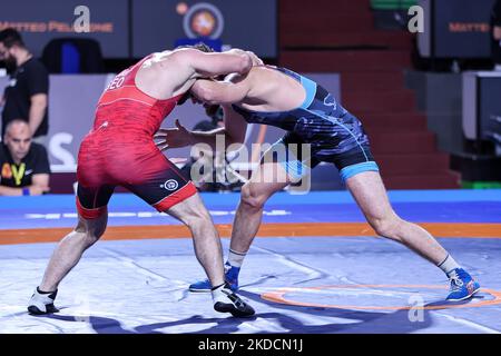 Tarzan Maisuradze (GEO) vs Abubakr Abakarov (AZE) FF 86kg durante la Wrestling 2022 Ranking Series (Day4) il 25 giugno 2022 al Matteo Pellicone di Roma (Foto di Luigi Mariani/LiveMedia/NurPhoto) Foto Stock