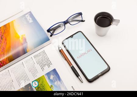 In questa foto, il 25 giugno 2022, un logo Matalan visualizzato sullo schermo di uno smartphone su una scrivania accanto a un bar, una penna, occhiali e una rivista ad Atene, in Grecia. (Foto di Nikolas Kokovlis/NurPhoto) Foto Stock