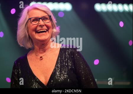 05 novembre 2022, Hessen, Francoforte sul meno: Heide Ecker-Rosendahl, ex atleta di pista e campo, ride durante il 40th° German Sports Press Ball sotto il motto '40 Balls per Francoforte. Unico in Germania' all'Alte Oper, in quanto sono onorati come 'Legends of Sport'. Foto: Sebastian Gollnow/dpa Foto Stock