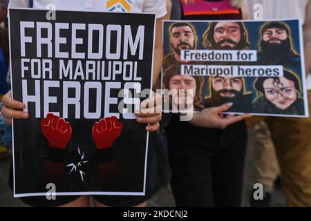 I manifestanti sono in possesso di cartelli con le parole "libertà per Mariupol Heroes”. Membri della diaspora locale Ucraina, rifugiati di guerra, attivisti della pace, volontari e sostenitori locali durante la manifestazione "Be Brave Like Azovstal Heroes" in difesa degli eroici soldati di Azovstal il 122nd° giorno della guerra. Sabato 25 giugno 2022, nella piazza principale del mercato, Cracovia, Polonia. (Foto di Artur Widak/NurPhoto) Foto Stock